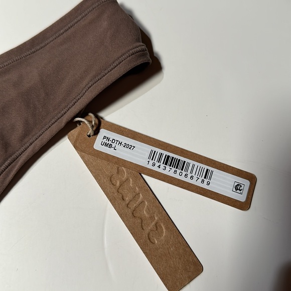 SKIMS Fits Everybody Dipped Front Thong - Picture 4 of 9